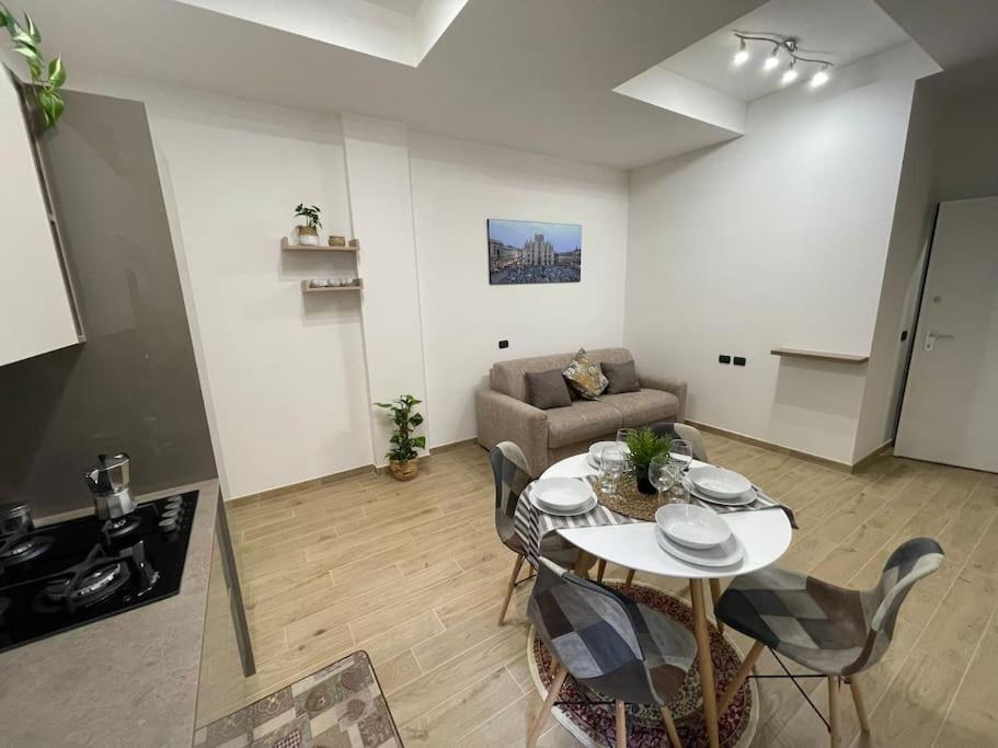Appartamento Nel Quartiere Bayres Completamente Rinnovata Milano
